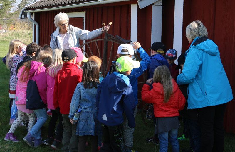 Karin Hylander och Ingalill Grönberg visar upp cykeln för de intresserade barnen.